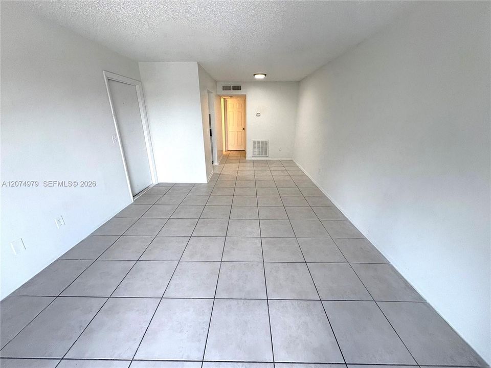 For Rent: $1,270 (1 beds, 1 baths, 697 Square Feet)