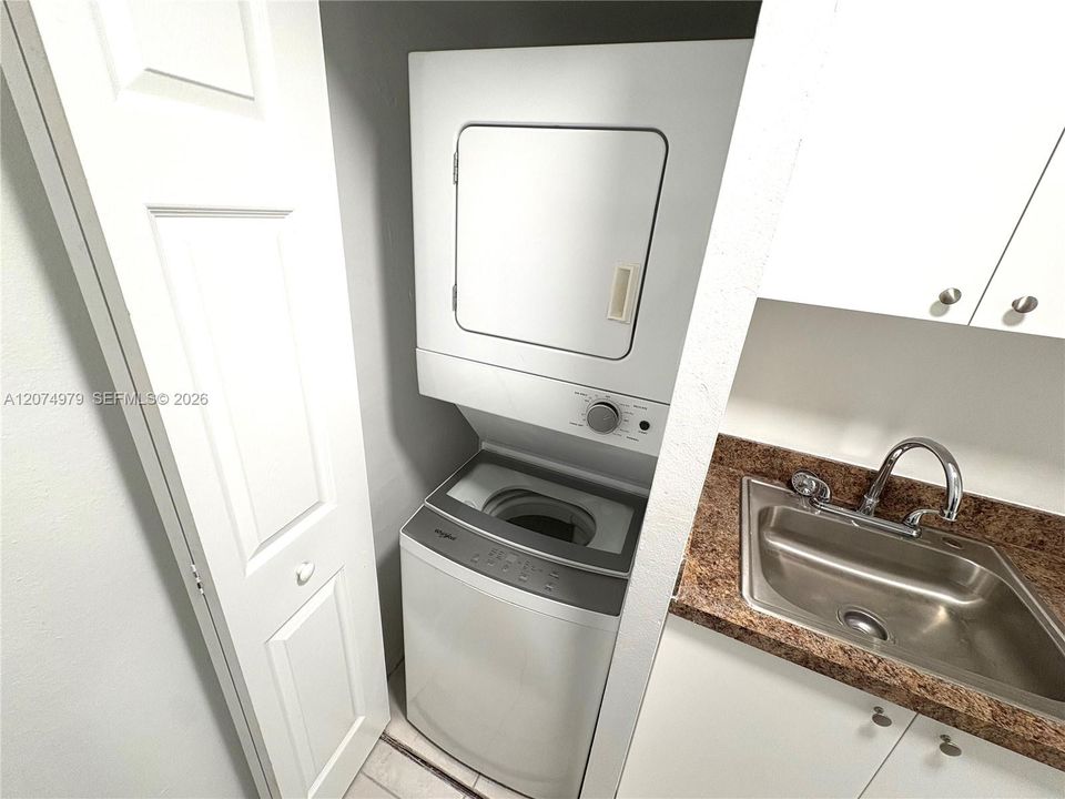For Rent: $1,270 (1 beds, 1 baths, 697 Square Feet)