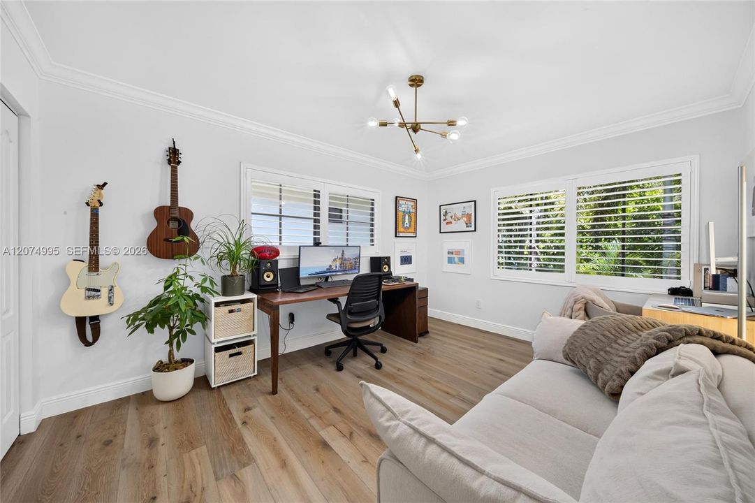 For Sale: $2,699,000 (4 beds, 2 baths, 2500 Square Feet)