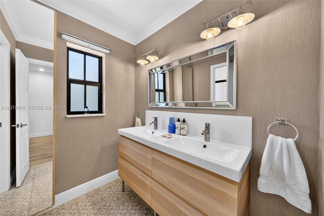 For Sale: $2,699,000 (4 beds, 2 baths, 2500 Square Feet)