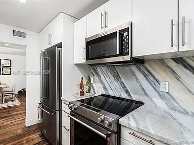For Rent: $2,950 (1 beds, 1 baths, 739 Square Feet)