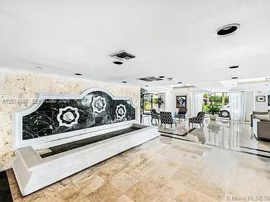 For Rent: $2,950 (1 beds, 1 baths, 739 Square Feet)