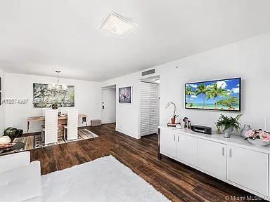 For Rent: $2,950 (1 beds, 1 baths, 739 Square Feet)
