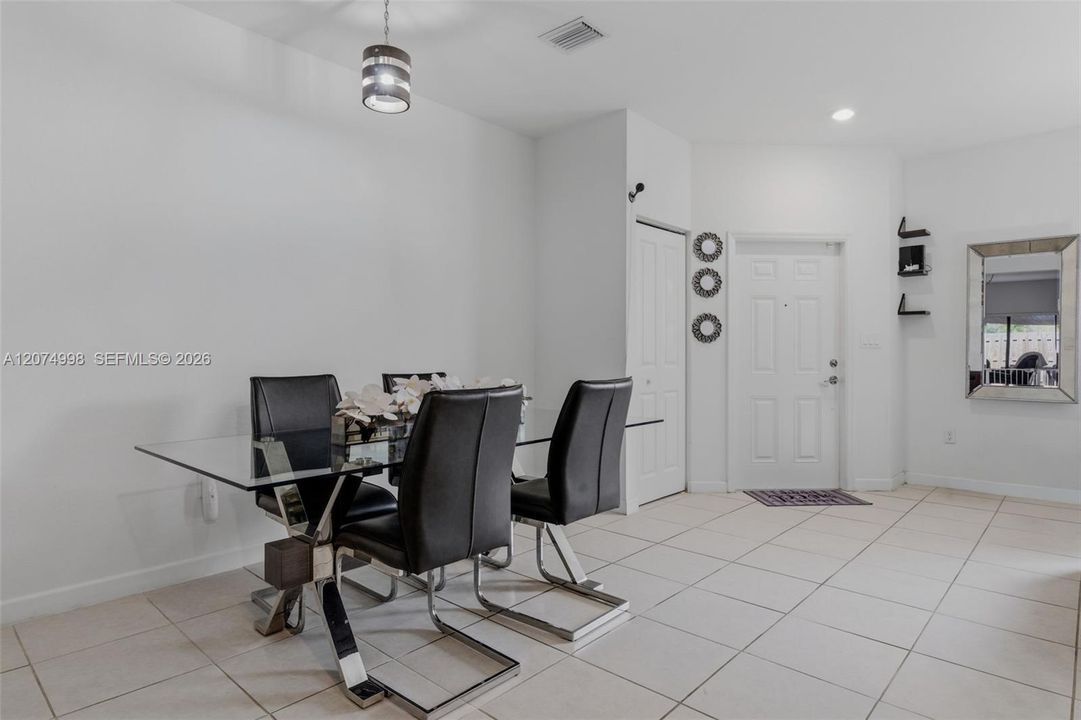 Activo con contrato: $2,700 (3 camas, 2 baños, 1539 Pies cuadrados)