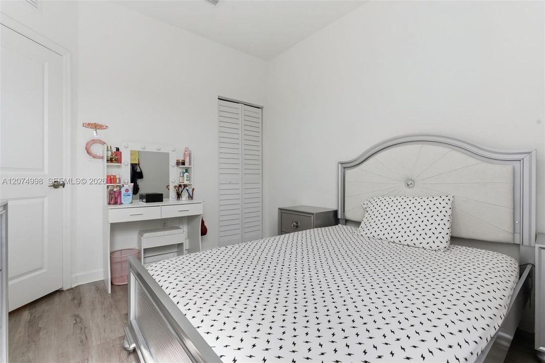 Activo con contrato: $2,700 (3 camas, 2 baños, 1539 Pies cuadrados)