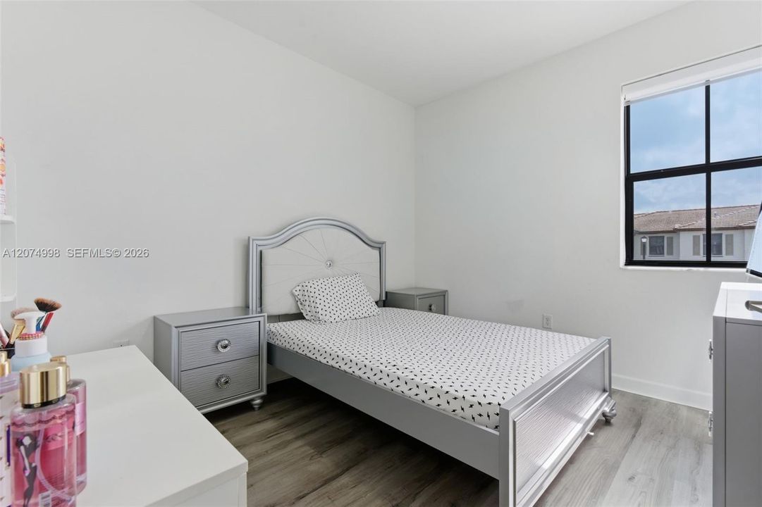 Activo con contrato: $2,700 (3 camas, 2 baños, 1539 Pies cuadrados)