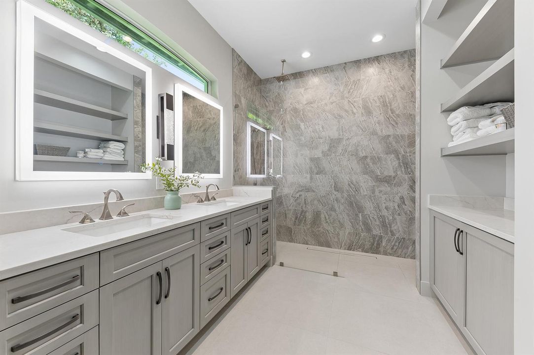 Primary en-suite bath