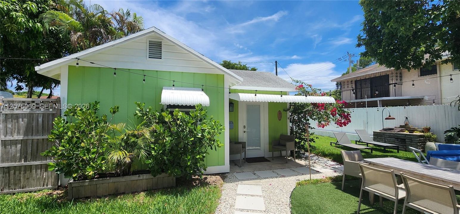 For Rent: $2,000 (0 beds, 1 baths, 330 Square Feet)