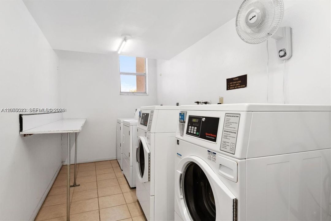 For Sale: $259,000 (1 beds, 2 baths, 1300 Square Feet)