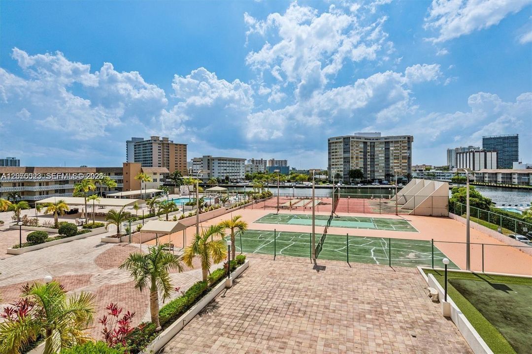 For Sale: $259,000 (1 beds, 2 baths, 1300 Square Feet)