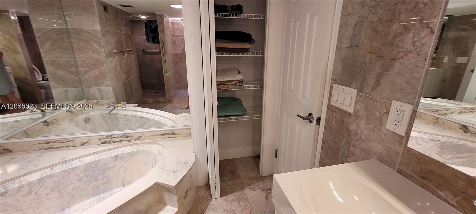 For Sale: $259,000 (1 beds, 2 baths, 1300 Square Feet)