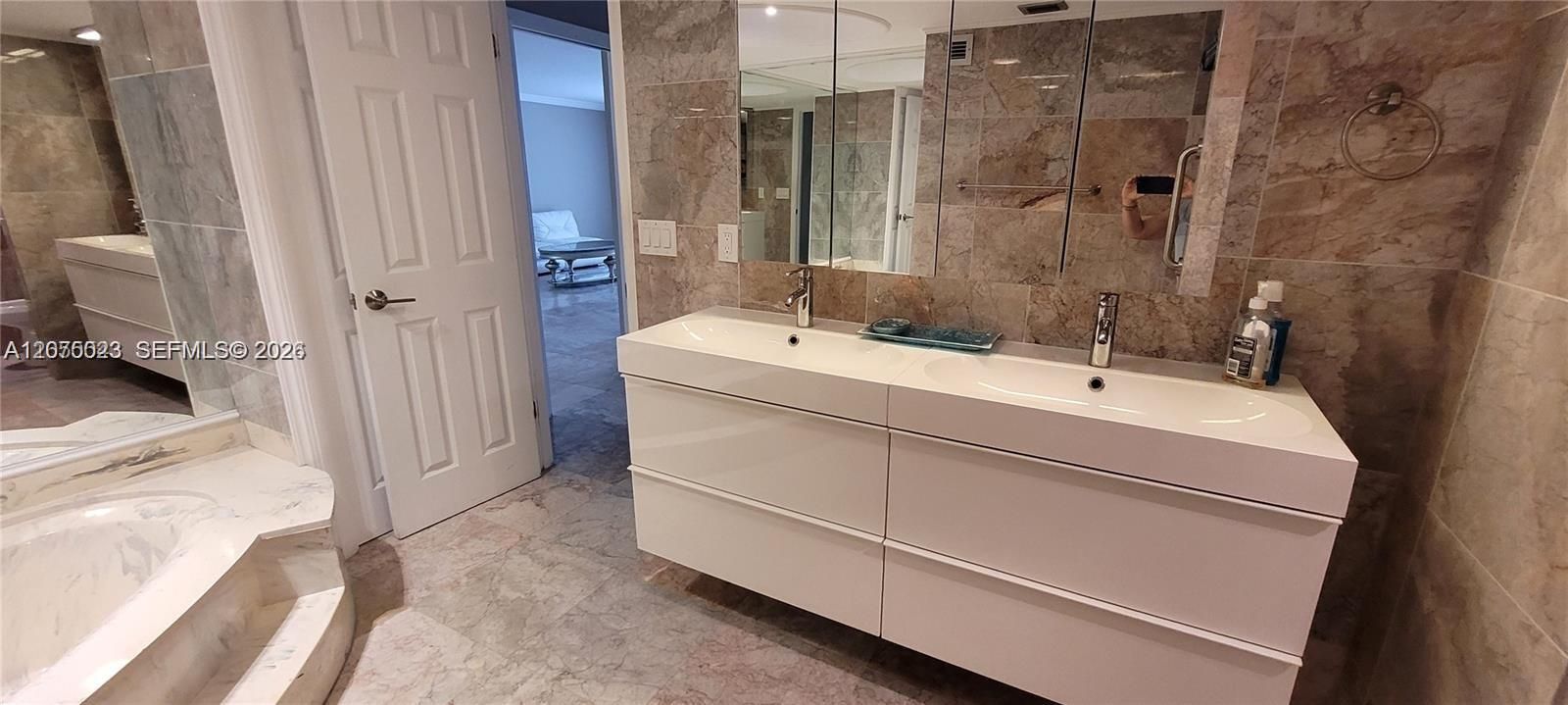 For Sale: $259,000 (1 beds, 2 baths, 1300 Square Feet)