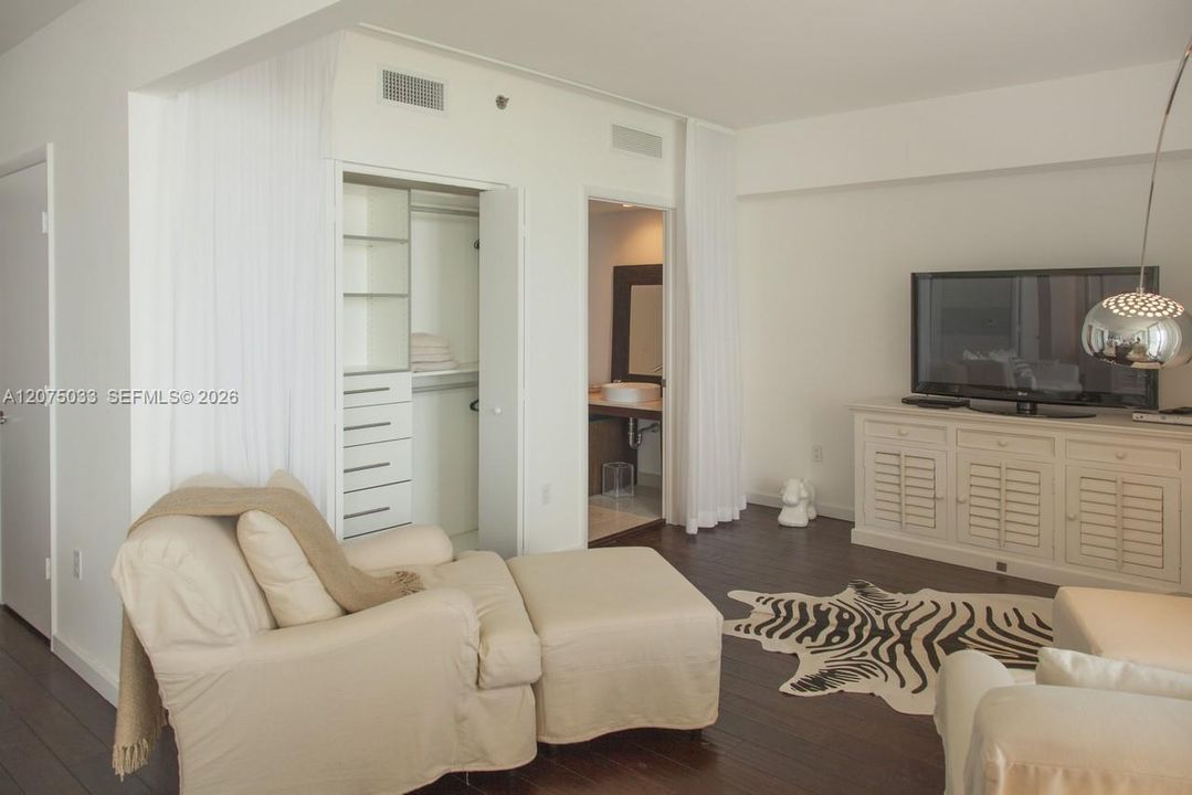 For Rent: $5,900 (2 beds, 2 baths, 1313 Square Feet)