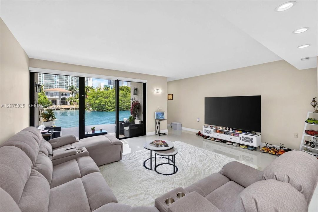 For Sale: $1,499,000 (3 beds, 2 baths, 2265 Square Feet)