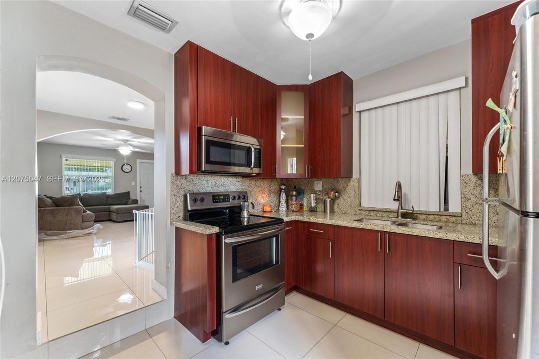 For Sale: $420,000 (2 beds, 1 baths, 720 Square Feet)
