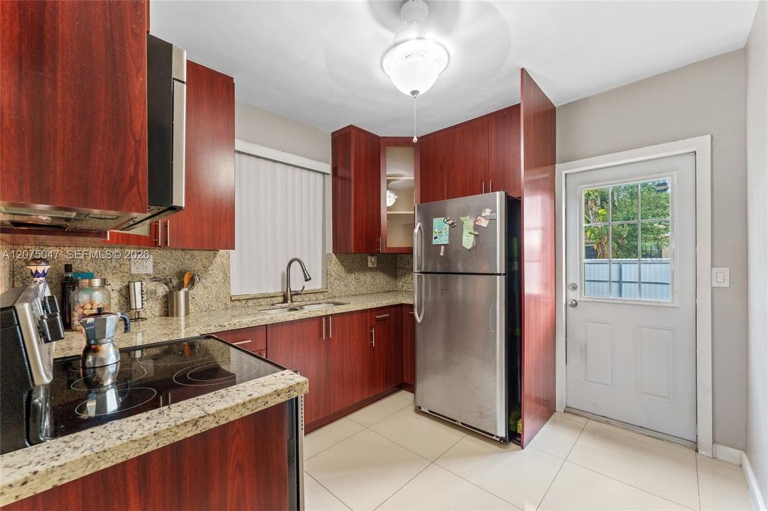 For Sale: $420,000 (2 beds, 1 baths, 720 Square Feet)