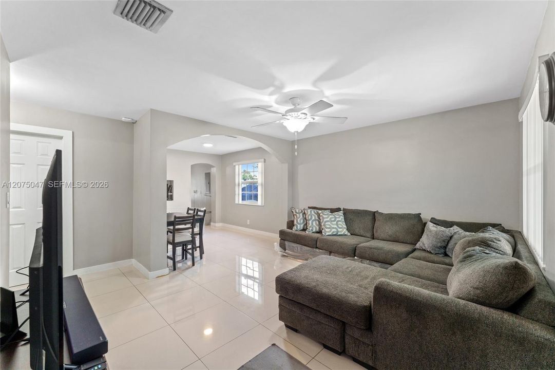 For Sale: $420,000 (2 beds, 1 baths, 720 Square Feet)