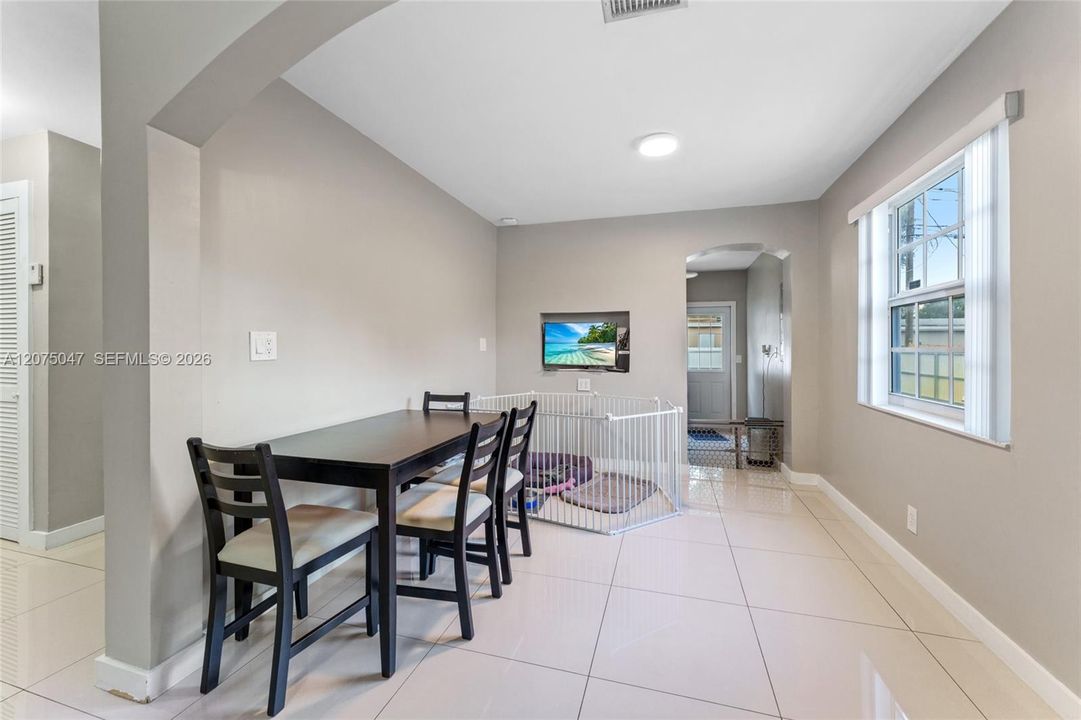 For Sale: $420,000 (2 beds, 1 baths, 720 Square Feet)