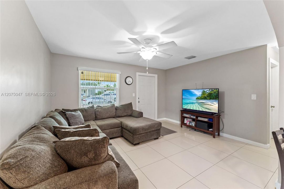 For Sale: $420,000 (2 beds, 1 baths, 720 Square Feet)
