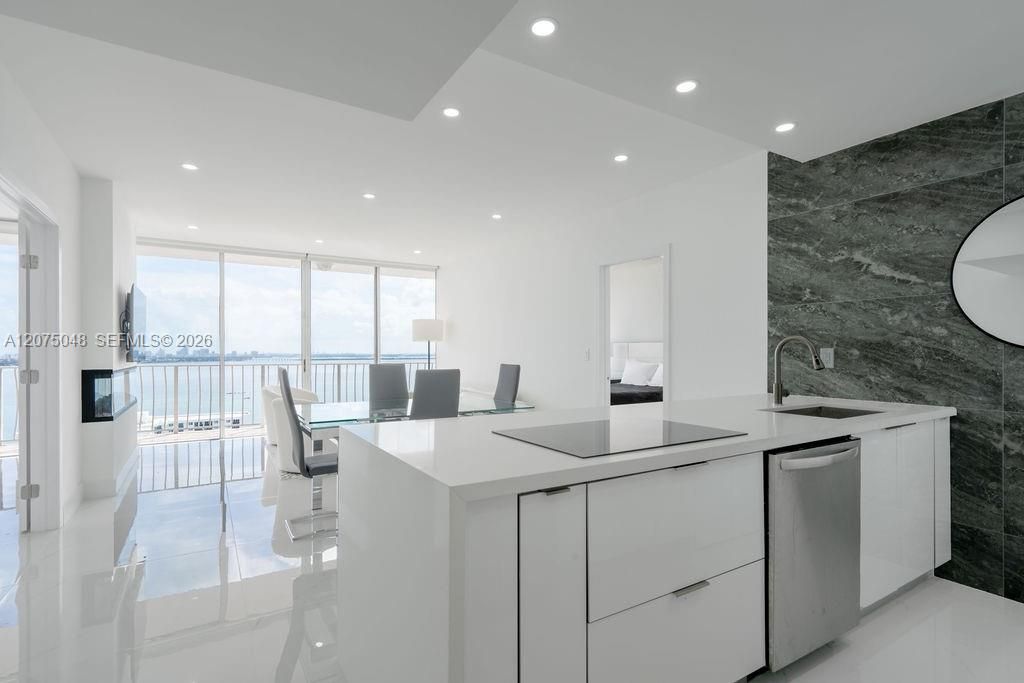 For Rent: $4,500 (2 beds, 2 baths, 1030 Square Feet)