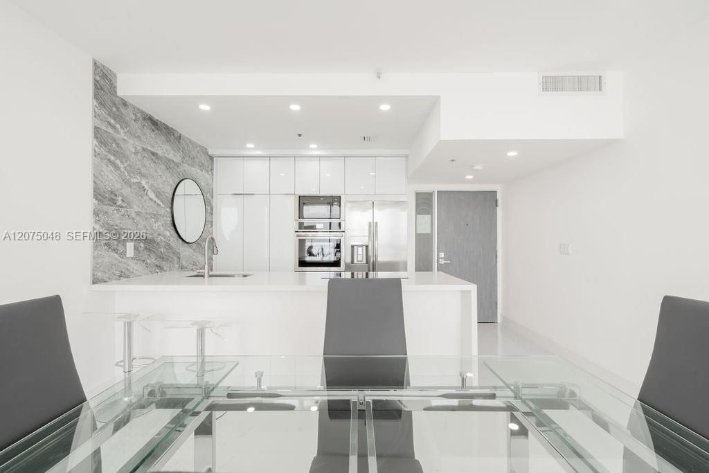 For Rent: $4,500 (2 beds, 2 baths, 1030 Square Feet)
