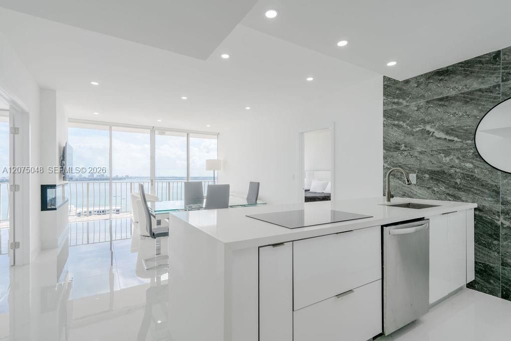 For Rent: $4,500 (2 beds, 2 baths, 1030 Square Feet)