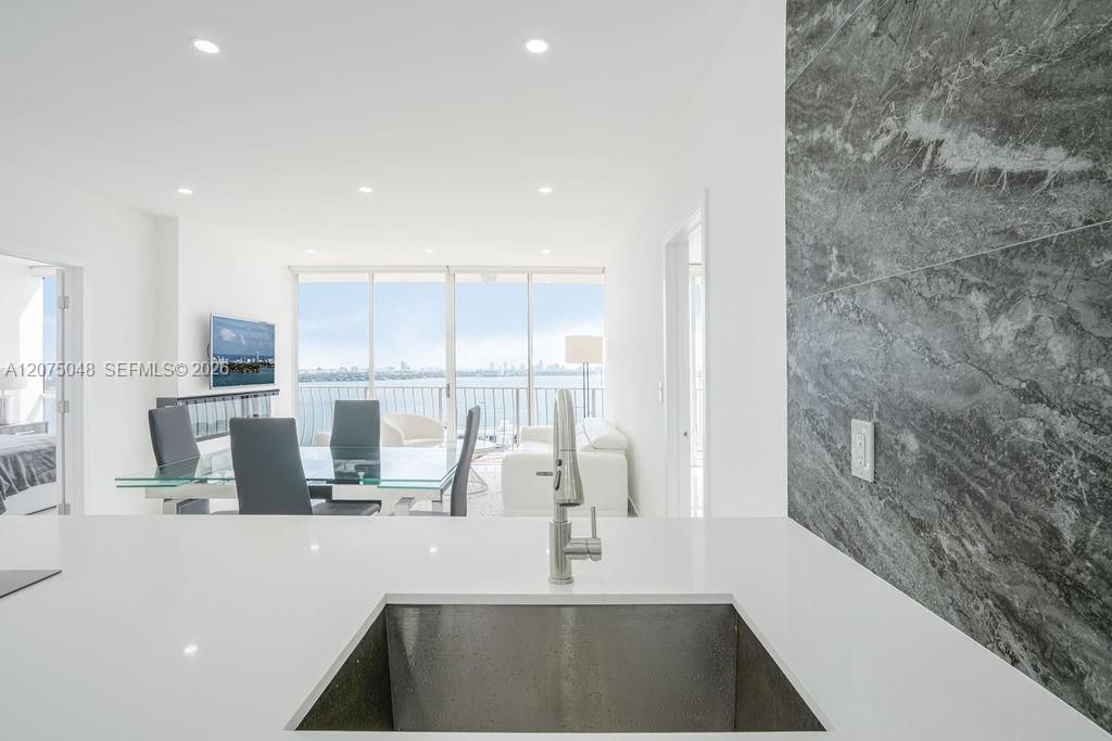 For Rent: $4,500 (2 beds, 2 baths, 1030 Square Feet)
