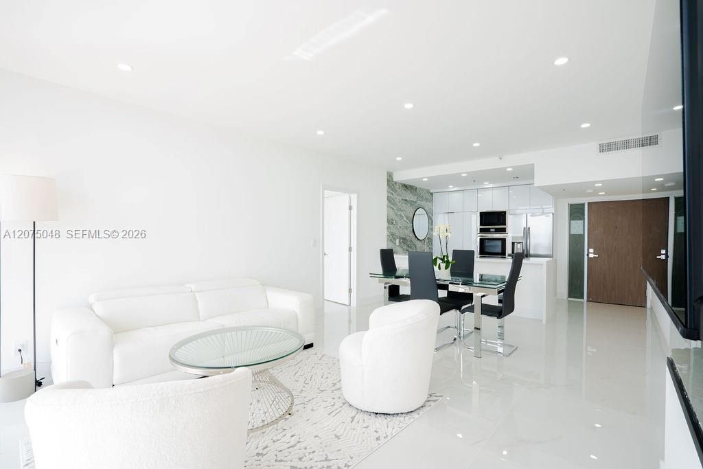 For Rent: $4,500 (2 beds, 2 baths, 1030 Square Feet)