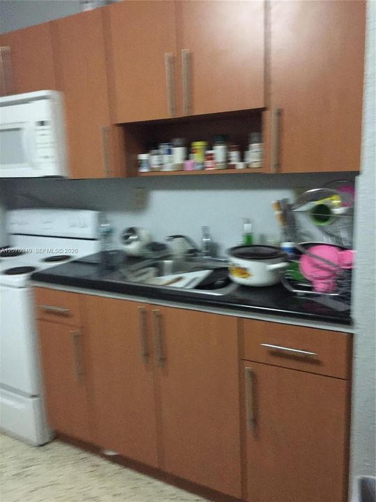 For Sale: $199,999 (2 beds, 1 baths, 650 Square Feet)