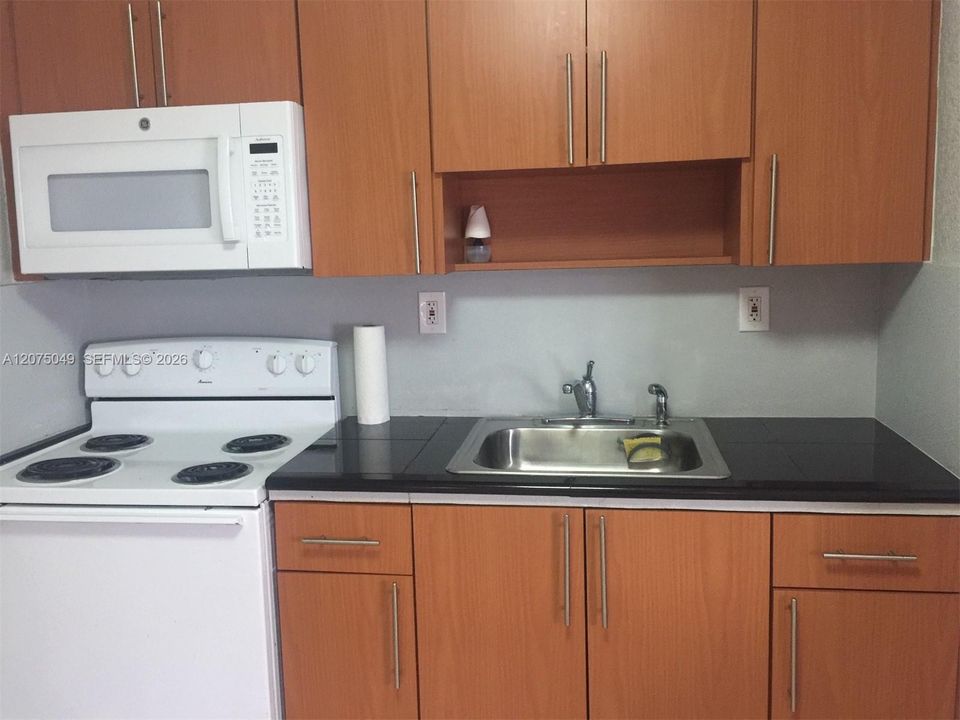 For Sale: $199,999 (2 beds, 1 baths, 650 Square Feet)