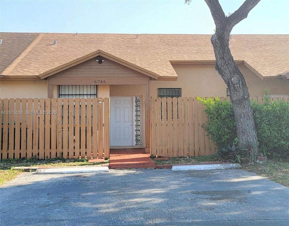 For Rent: $2,900 (3 beds, 2 baths, 1032 Square Feet)