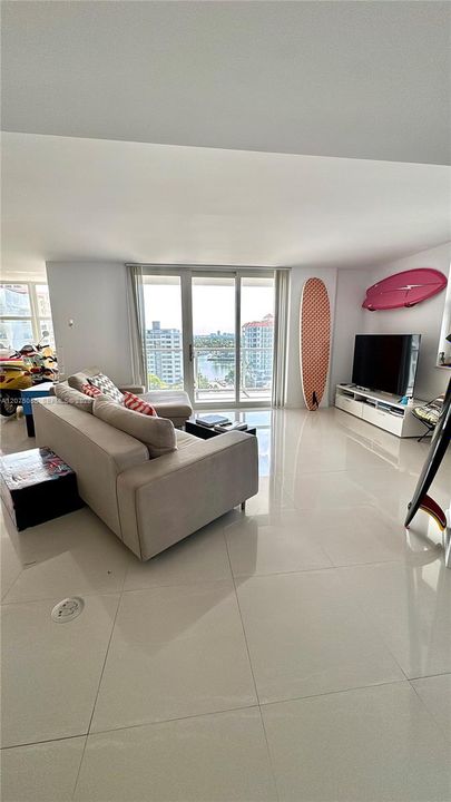 For Sale: $949,000 (2 beds, 2 baths, 1550 Square Feet)