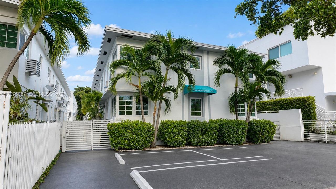 For Rent: $2,900 (2 beds, 1 baths, 750 Square Feet)
