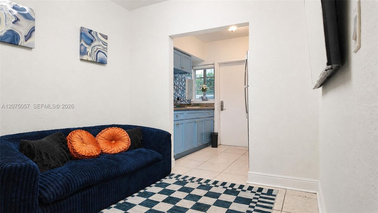 For Rent: $2,900 (2 beds, 1 baths, 750 Square Feet)