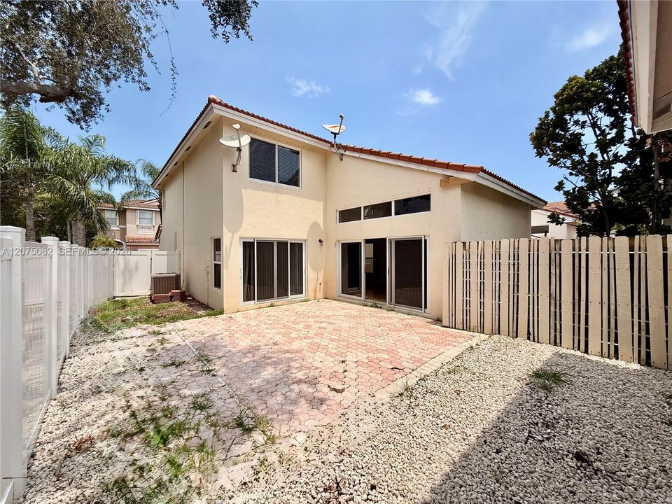 En Venta: $850,000 (3 camas, 2 baños, 1919 Pies cuadrados)