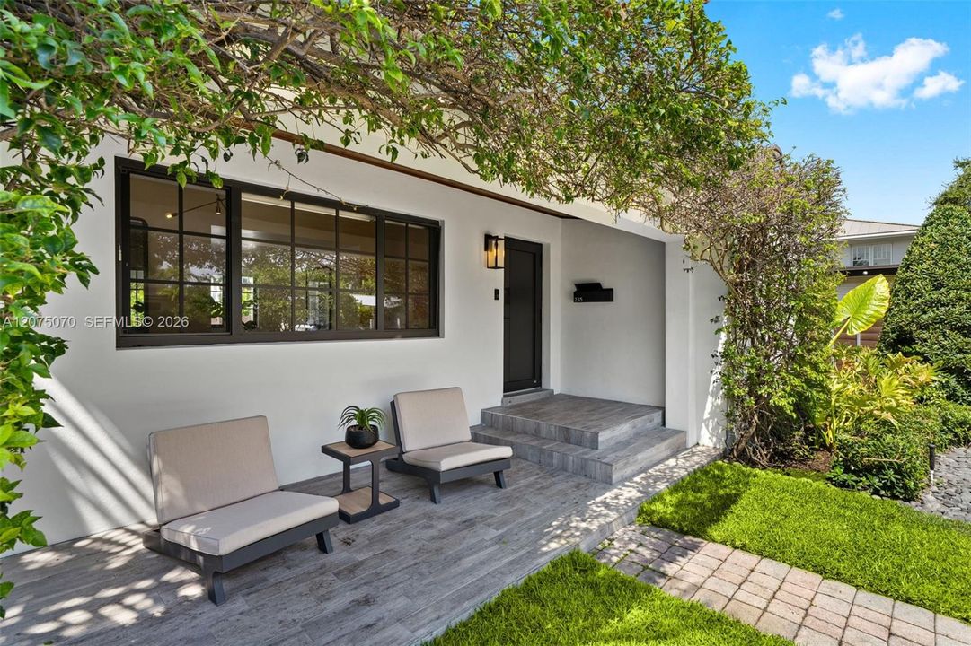 For Sale: $1,385,000 (3 beds, 2 baths, 1738 Square Feet)