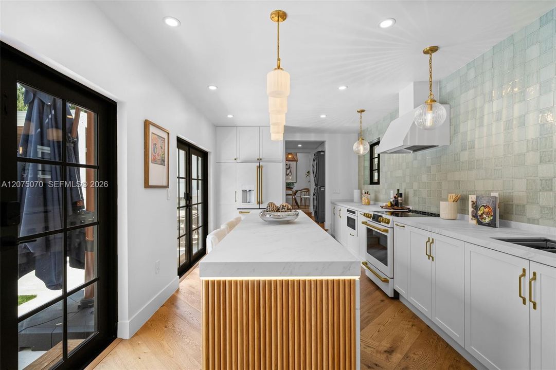 For Sale: $1,385,000 (3 beds, 2 baths, 1738 Square Feet)