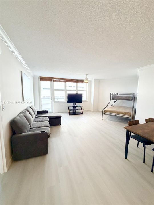 For Rent: $2,700 (1 beds, 1 baths, 847 Square Feet)