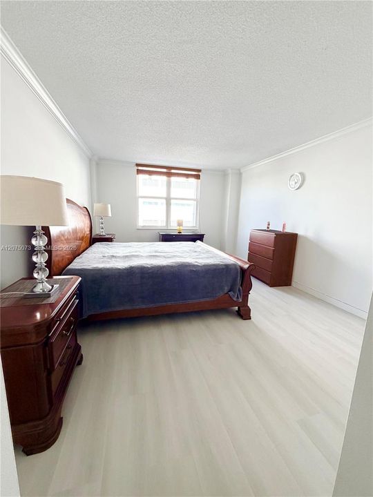 For Rent: $2,700 (1 beds, 1 baths, 847 Square Feet)