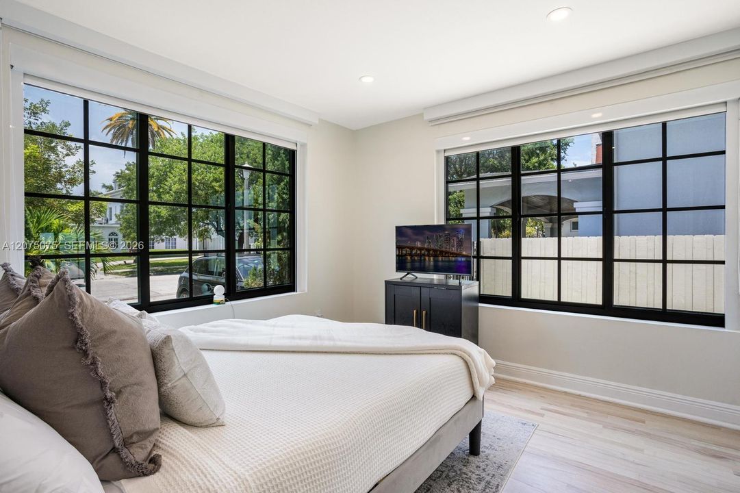For Rent: $12,000 (3 beds, 2 baths, 2043 Square Feet)