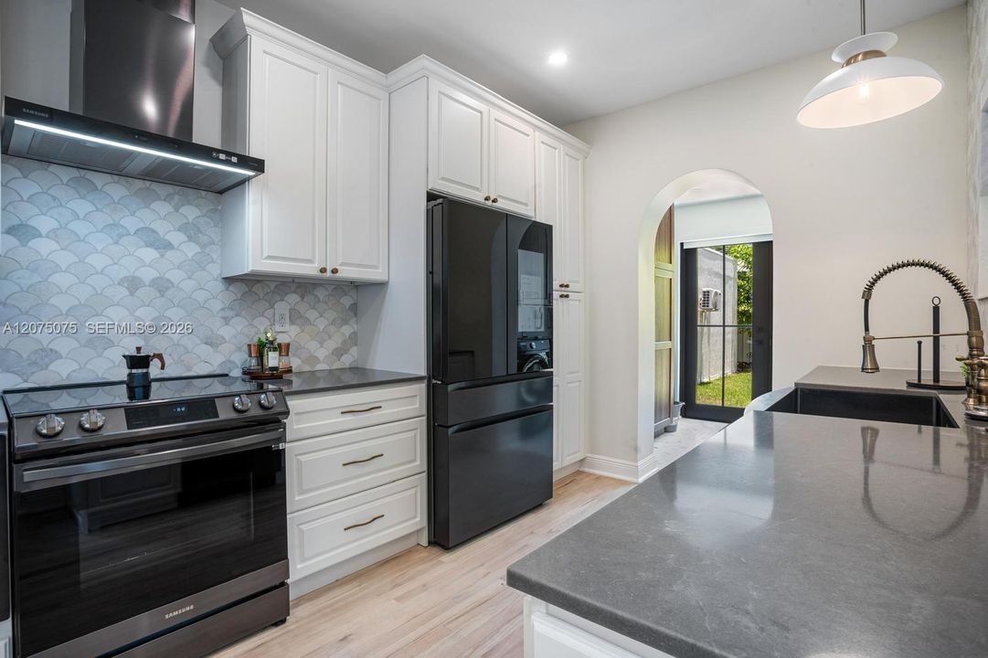 For Rent: $12,000 (3 beds, 2 baths, 2043 Square Feet)