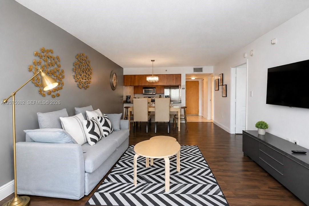 For Sale: $525,000 (1 beds, 1 baths, 778 Square Feet)
