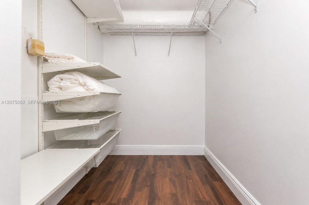 For Sale: $525,000 (1 beds, 1 baths, 778 Square Feet)