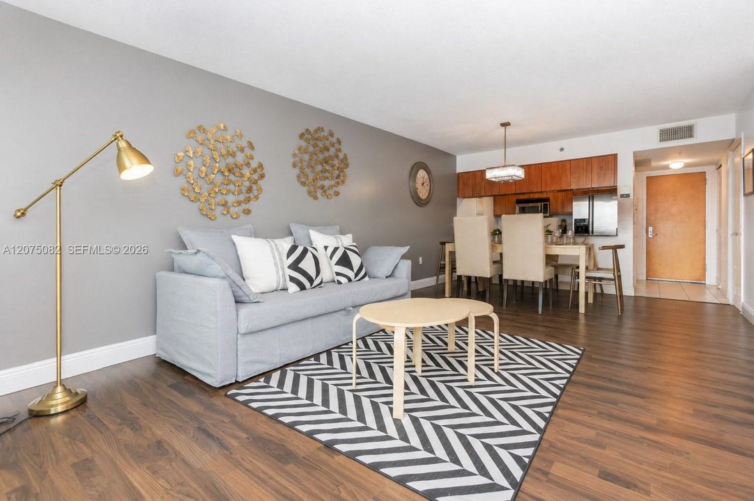For Sale: $525,000 (1 beds, 1 baths, 778 Square Feet)