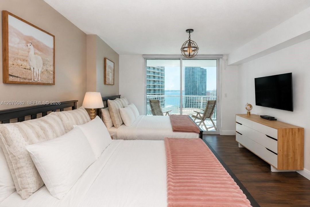 For Sale: $525,000 (1 beds, 1 baths, 778 Square Feet)