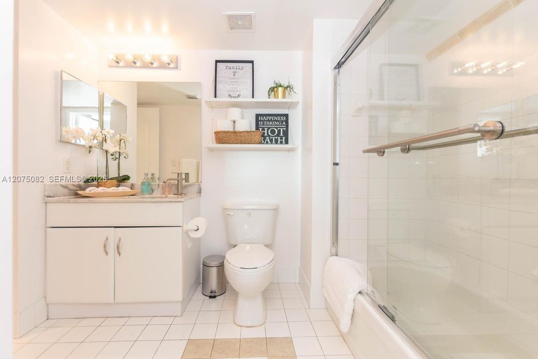 For Sale: $525,000 (1 beds, 1 baths, 778 Square Feet)