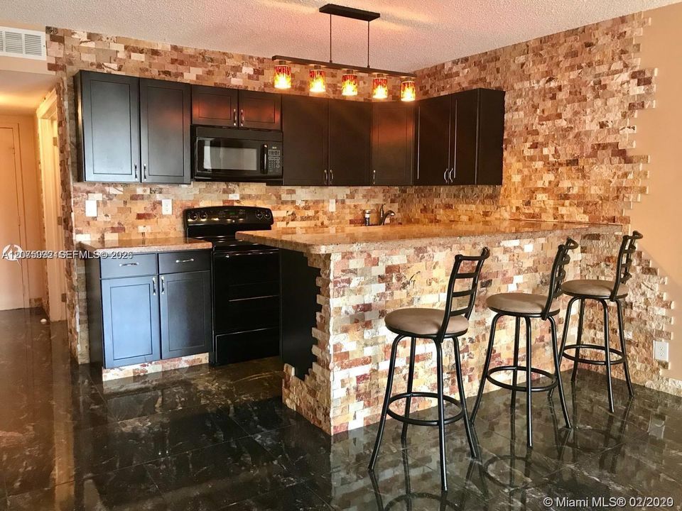For Sale: $239,200 (2 beds, 1 baths, 1000 Square Feet)
