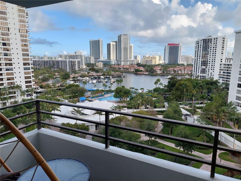 For Sale: $239,200 (2 beds, 1 baths, 1000 Square Feet)