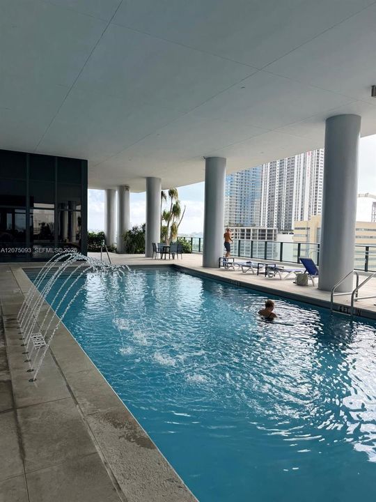 En Venta: $370,000 (0 camas, 1 baños, 580 Pies cuadrados)