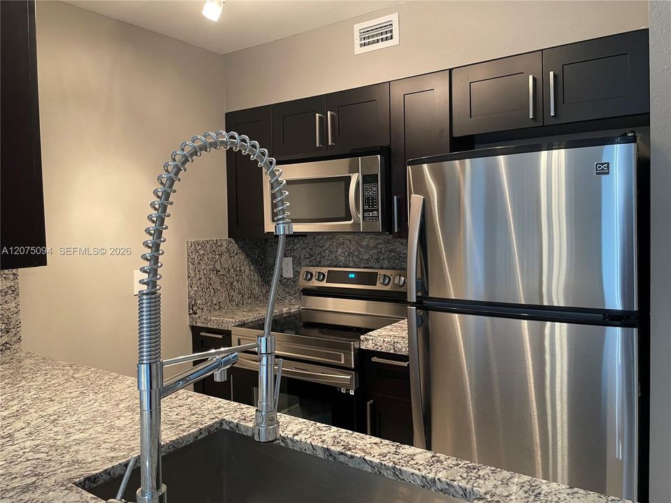For Rent: $2,195 (2 beds, 2 baths, 972 Square Feet)